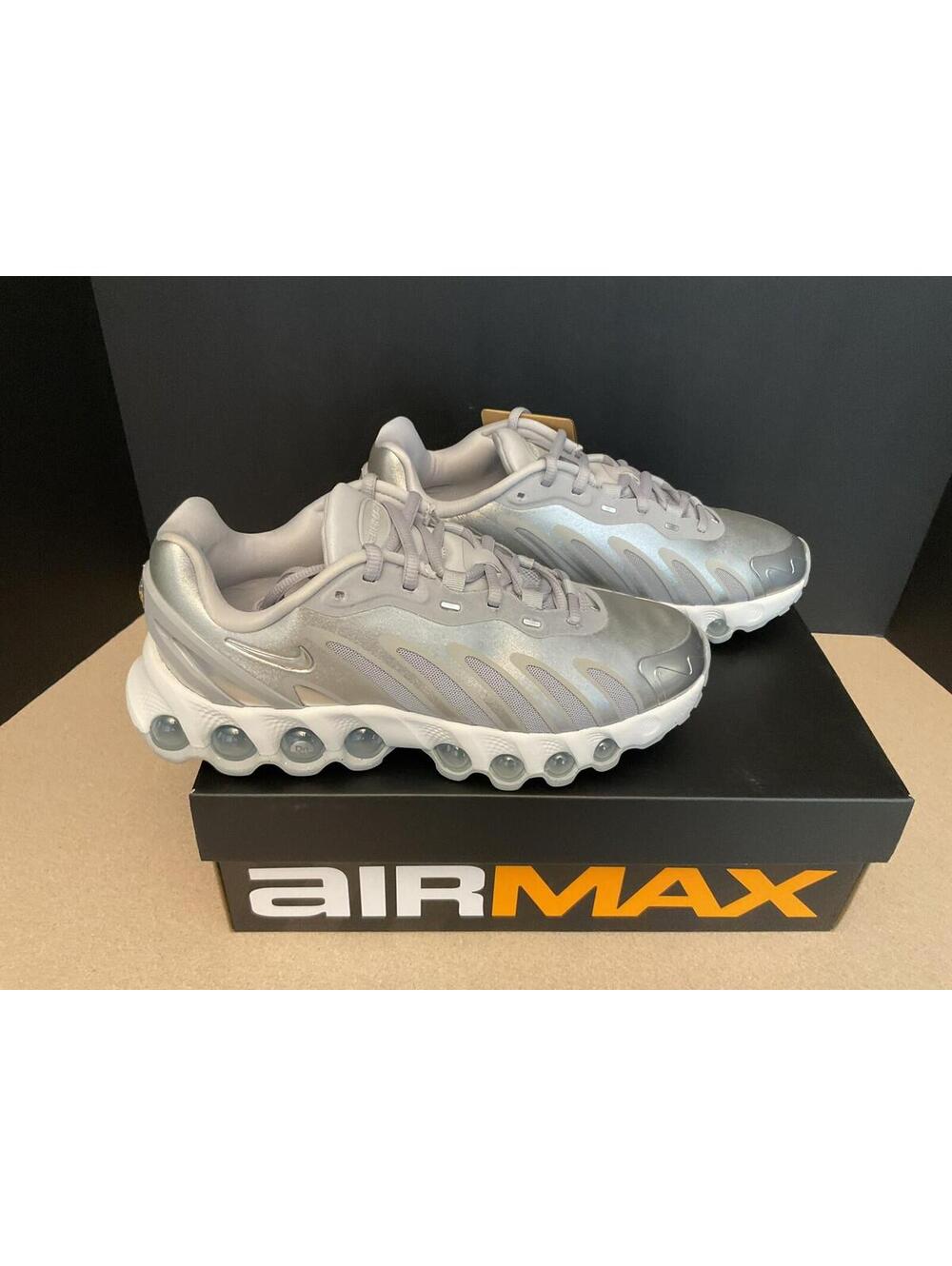 New! Youth’s Nike Air Max DN8 Wolf Grey/Metallic Silver GS Shoes. Size 5.5Y.